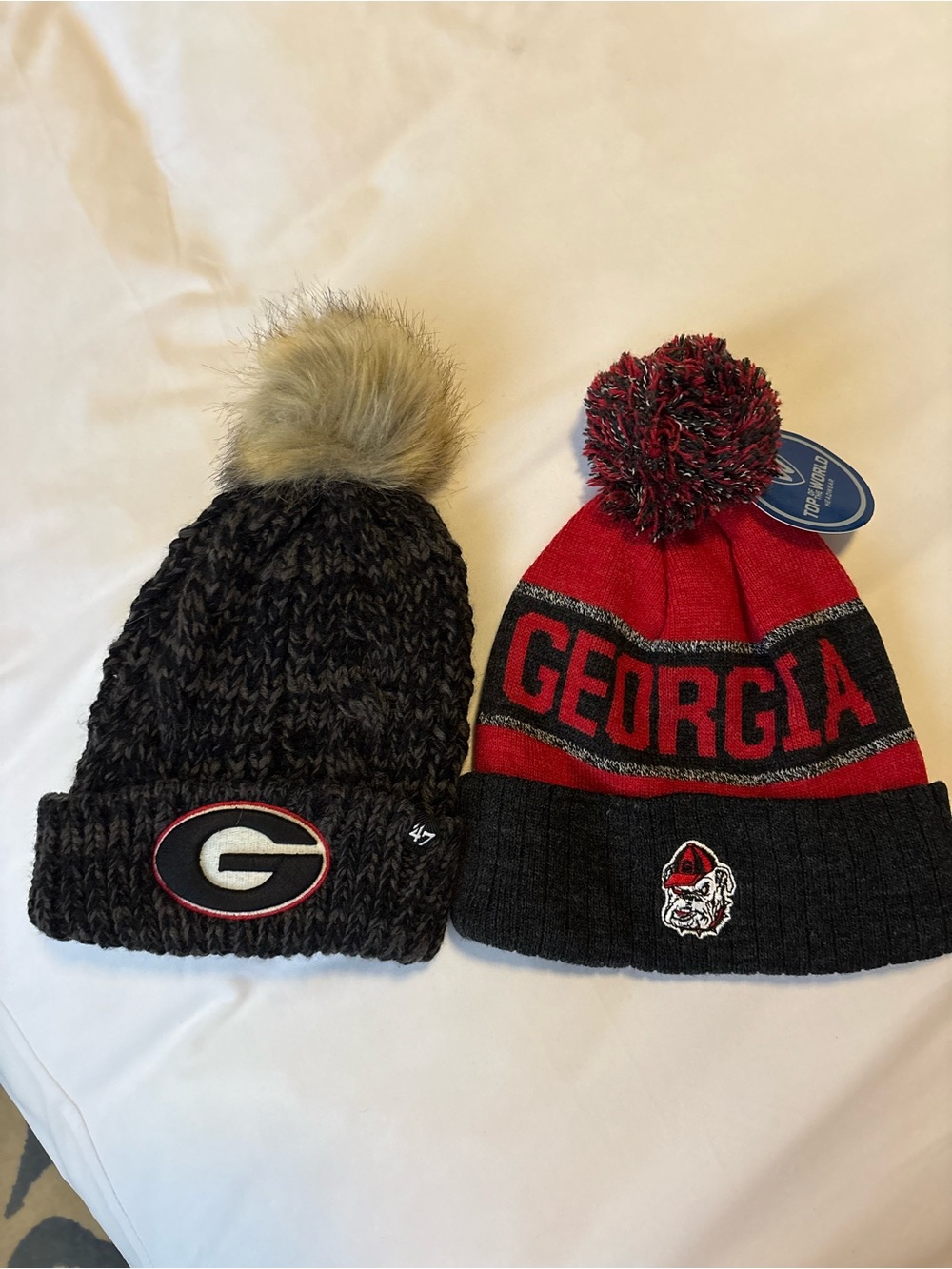 Georgia Bulldogs women’s Pom Beanie Hat - Red & Black UGA